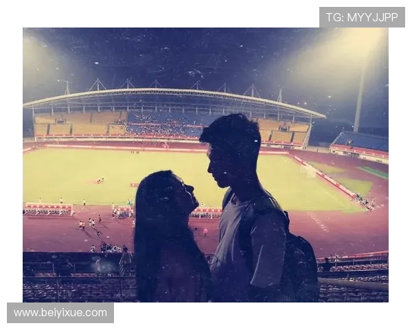 偶然相遇日本街头女生与足球明星的浪漫瞬间